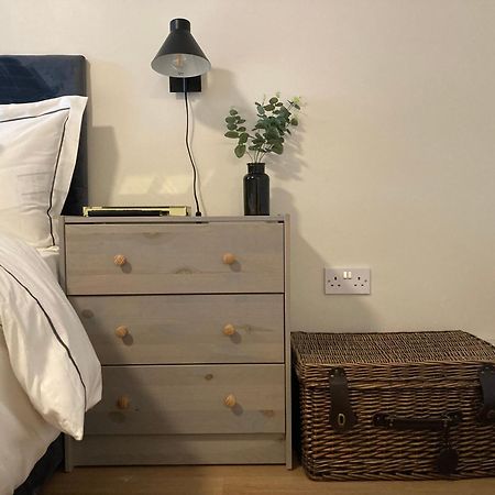 Smart 4K Tvs In All Bedrooms Double Vanity Sink Belfast Exterior photo