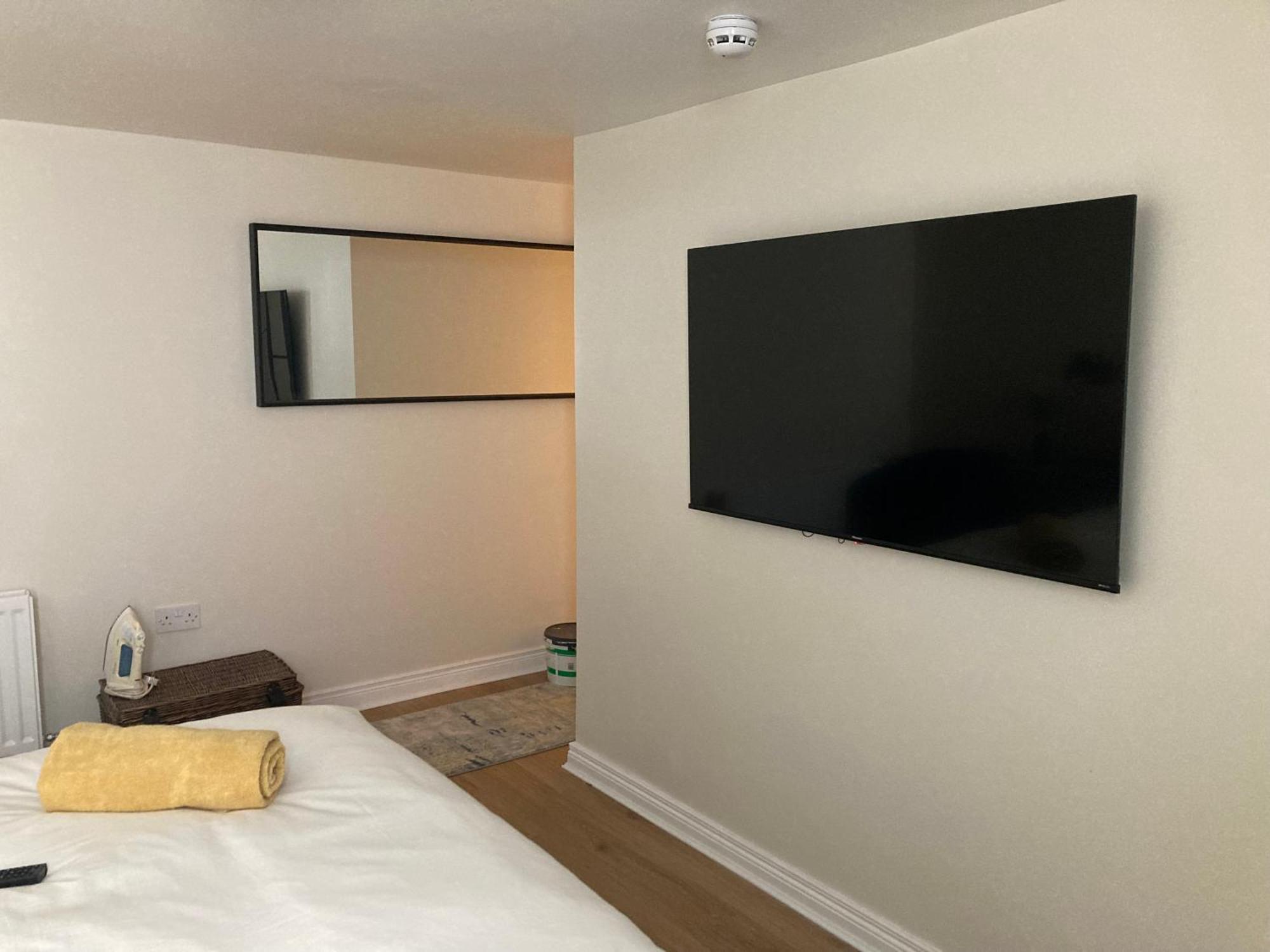 Smart 4K Tvs In All Bedrooms Double Vanity Sink Belfast Exterior photo