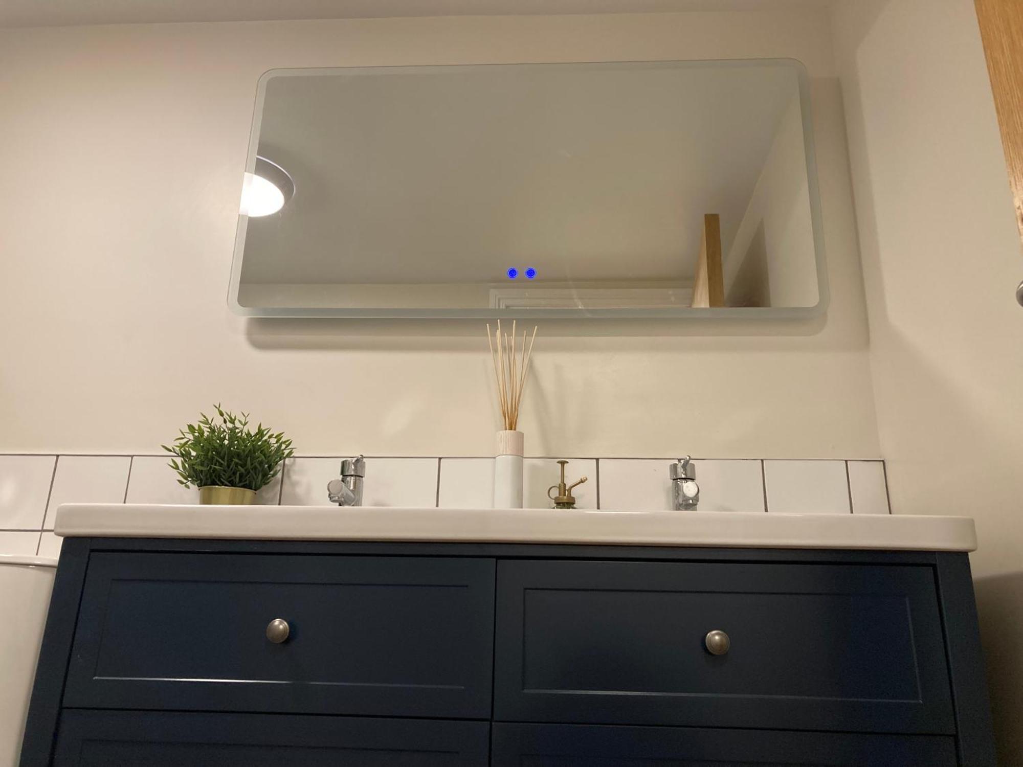 Smart 4K Tvs In All Bedrooms Double Vanity Sink Belfast Exterior photo