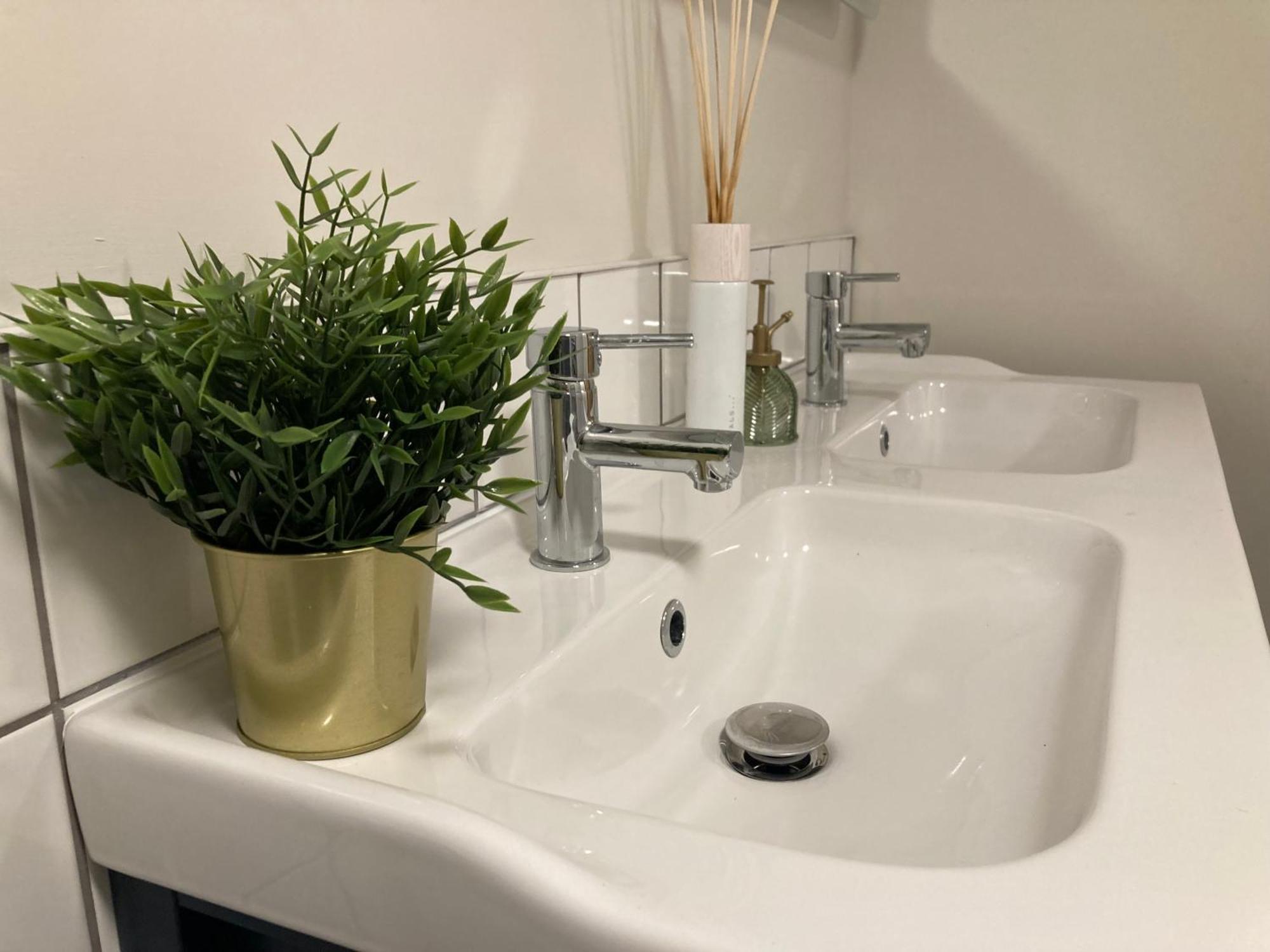 Smart 4K Tvs In All Bedrooms Double Vanity Sink Belfast Exterior photo