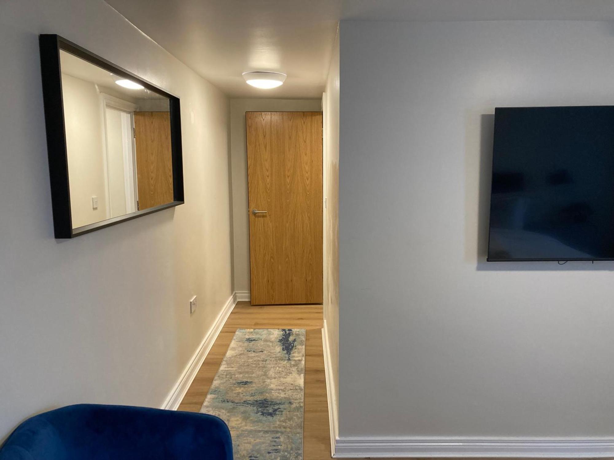 Smart 4K Tvs In All Bedrooms Double Vanity Sink Belfast Exterior photo