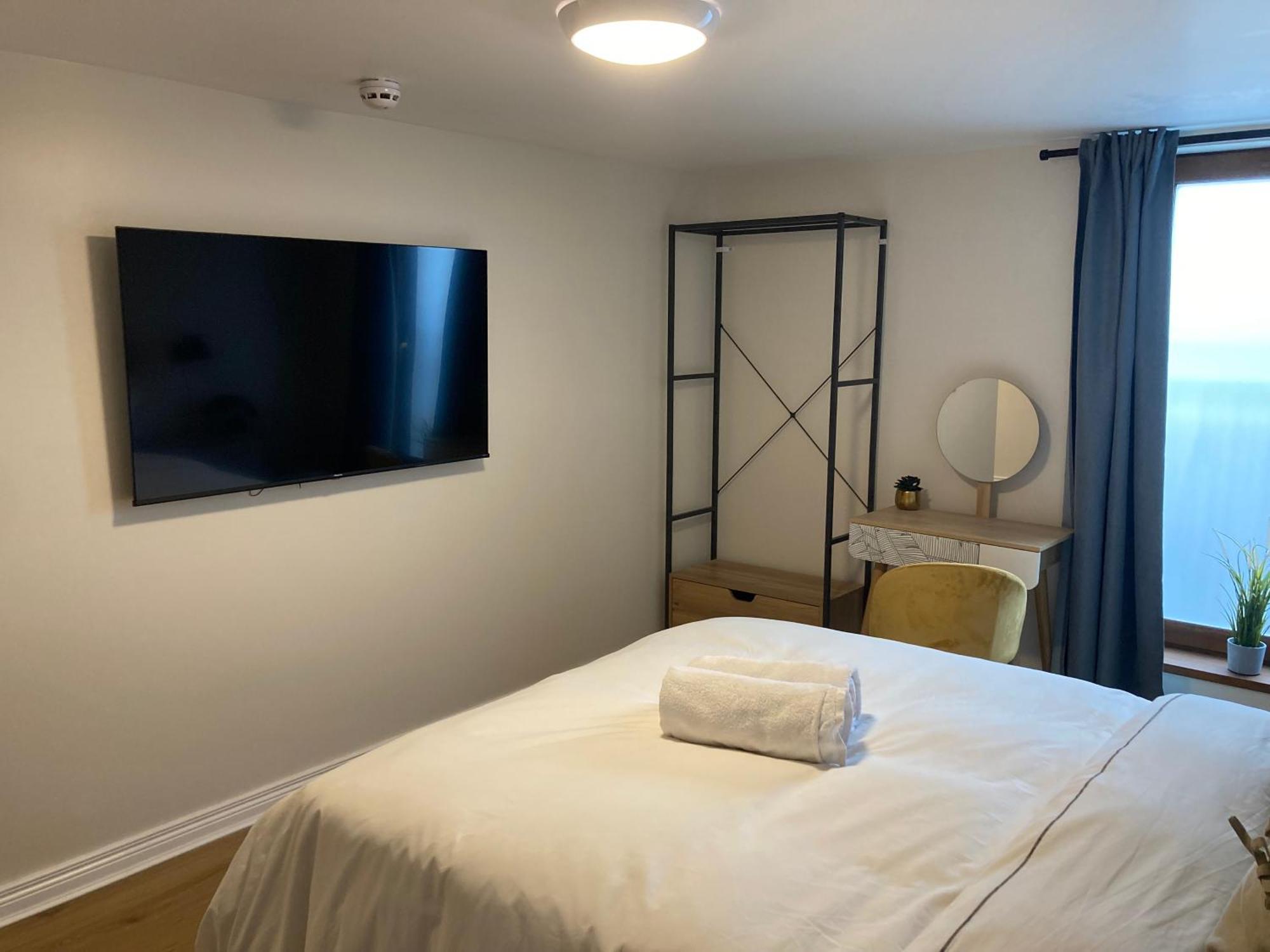 Smart 4K Tvs In All Bedrooms Double Vanity Sink Belfast Exterior photo