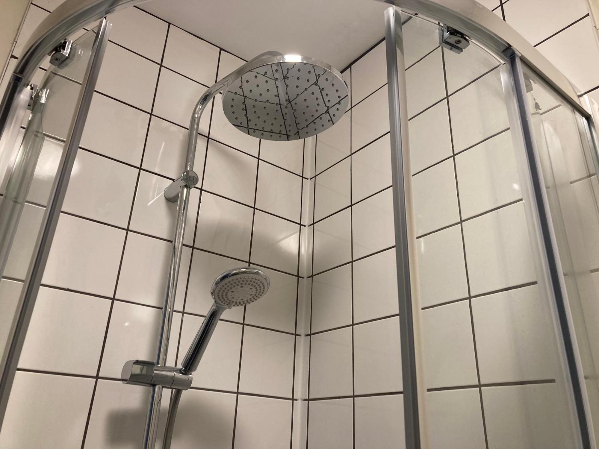 Smart 4K Tvs In All Bedrooms Double Vanity Sink Belfast Exterior photo