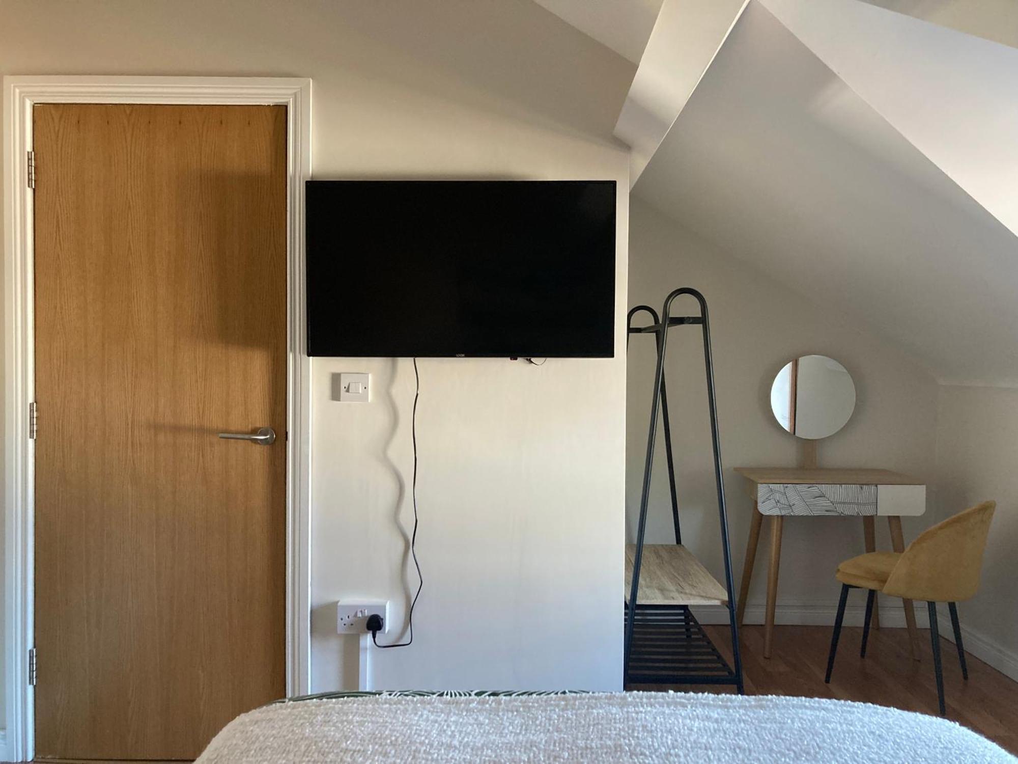 Smart 4K Tvs In All Bedrooms Double Vanity Sink Belfast Exterior photo